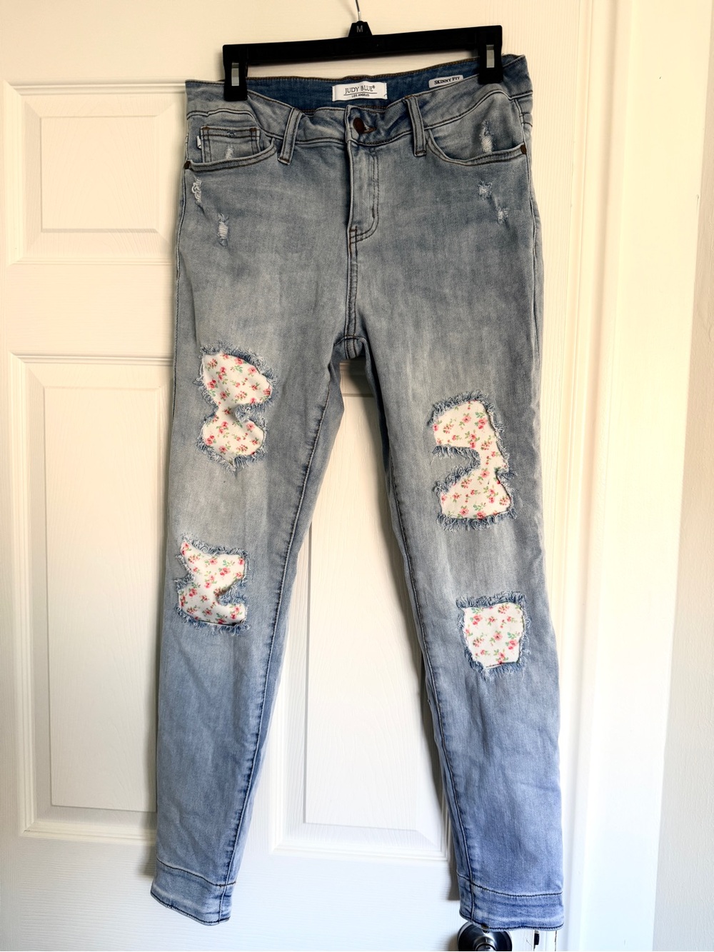 Judy Blue Floral Patch Distressed Skinny Jeans – Size 9/29